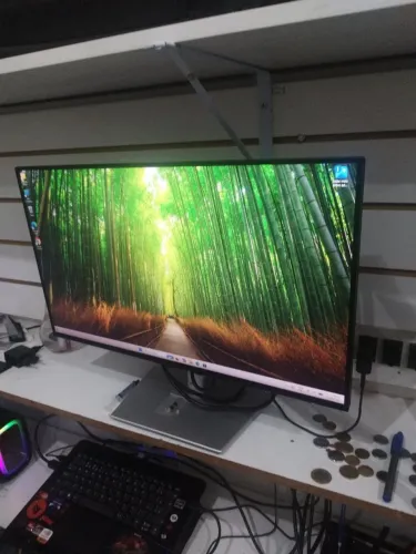 Monitor Dell 24 polegadas led base giratória 60hz USB e tipo c modo retrato