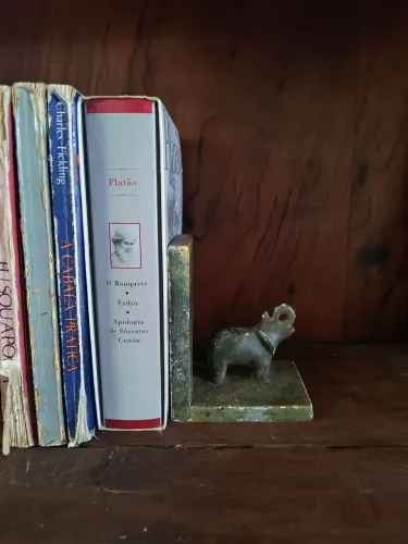 antigo apoio para livros em formato de elefante pedra sabão antiquario vintage decoração