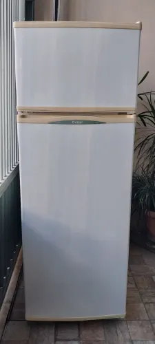 Vendo uma geladeira cônsul funcionado perfeitamente limpinha bem alimentação 220 volts 