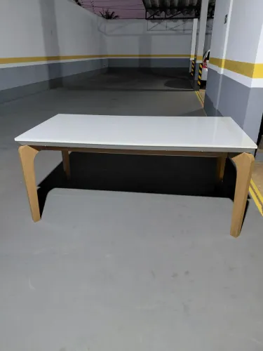Mesa de madeira com tampo madeira/vidro