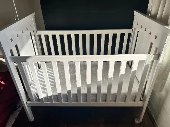 Berço branco/ com colchão