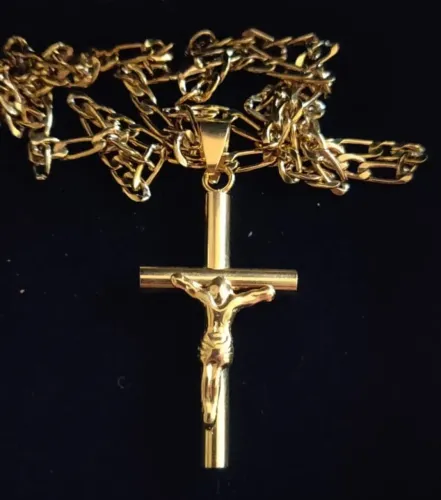 Crucifixo Tubular + Corrente Banhada a Ouro - Elos 3x1 (Figaro)