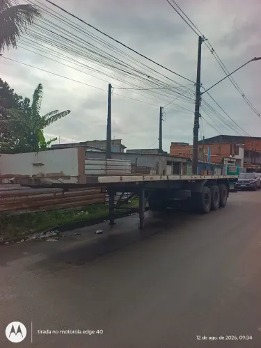 Carreta grande baixa porta container no documento.