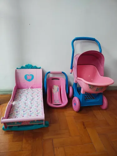 Conjunto Baby Alive - Berço, Carrinho, Bebê Conforto e 3 Bonecas