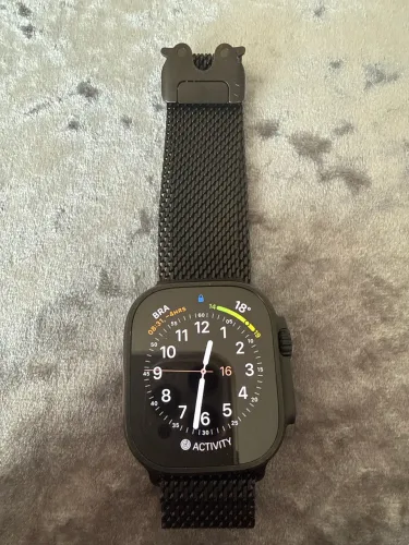 Apple Watch Ultra 3 com pulseira de titânio.