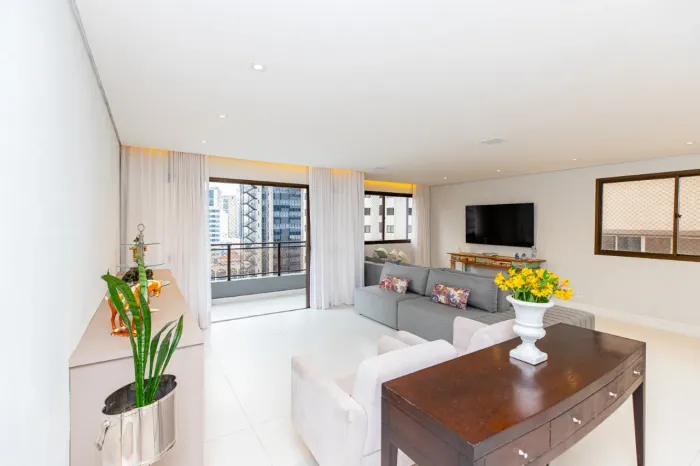 Apartamento para venda em Itaim Bibi com 4 quartos, sendo 3 suítes, 197m²