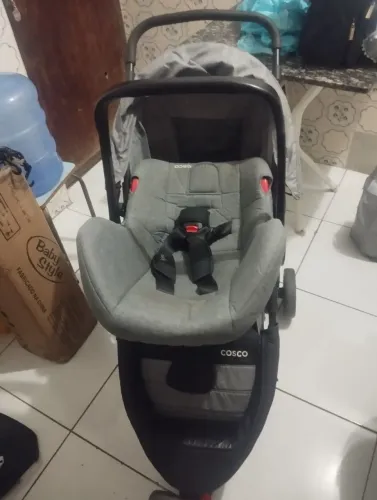 Carrinho com bebê conforto
