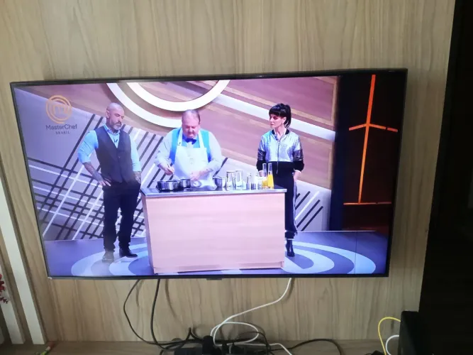 Smart TV Samsung 43" 4K UHD (UN43AU7700) - Funcionando / Detalhe na Tela