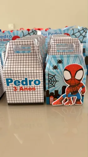 Vendo lembrancinhas personalizado com nome Pedro 3 anos