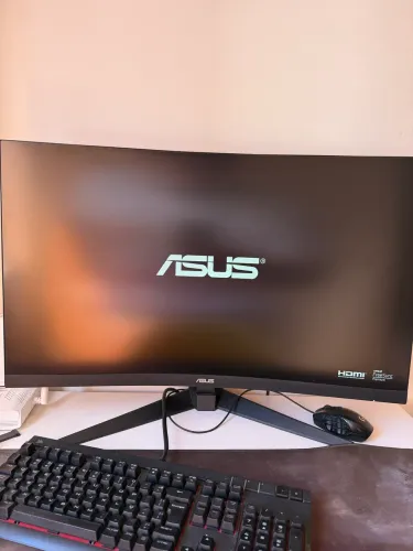 Monitor curvo Asus 165hz 32 pol
