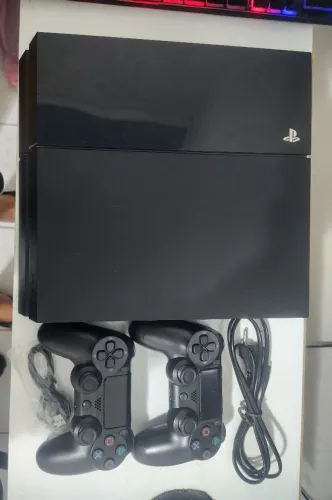PS4 com 2 controles