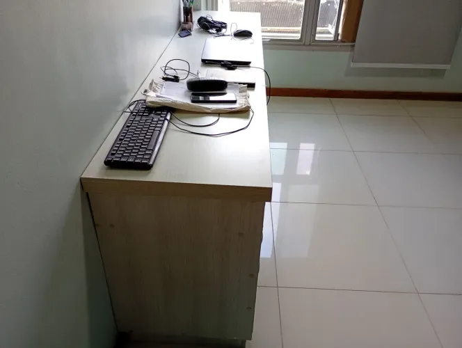 Escrivaninha em MDF em fórmica com 03 gavetas 2,0 x 0,50 MT semi nova