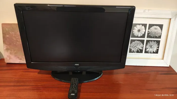 Vende-se TV AOC. 32 polegadas LCD... precisa colocar um conversor nela 