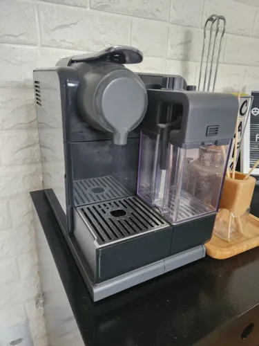 Maquina de Café Nespresso Lattissima Touch com NF e Acessórios Originais - Impecável