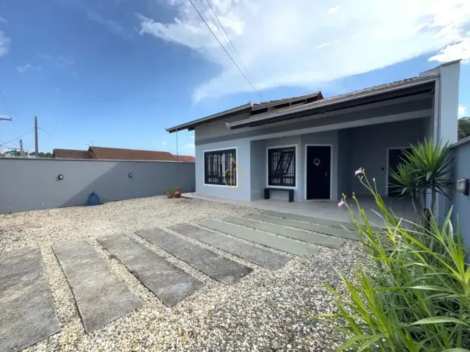 Casa Plana com Piscina no Floresta