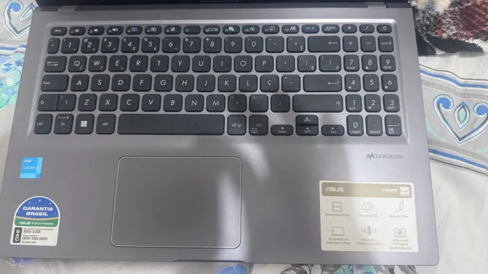 Notebook ASUS na caixa.