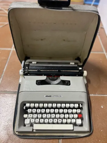 Máquina de escrever Olivetti Lettera 35 portátil