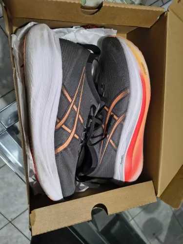 Asics nimbus 27, um tênis de alta performance,8 dias de uso, somente vender 450