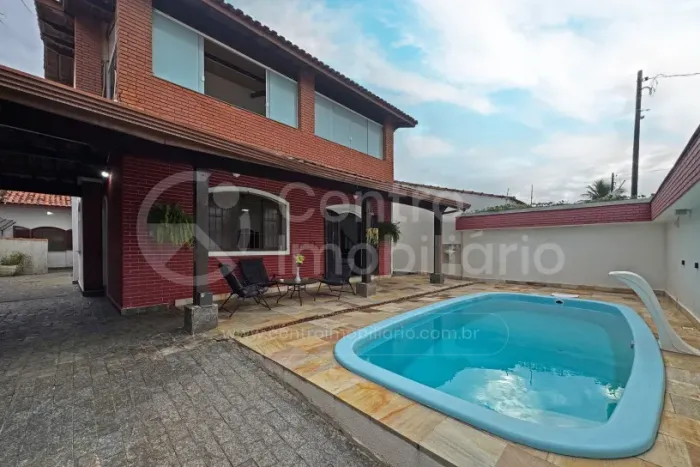 CASA à venda com piscina e 2 quartos em Peruíbe, no bairro Jardim Ribamar