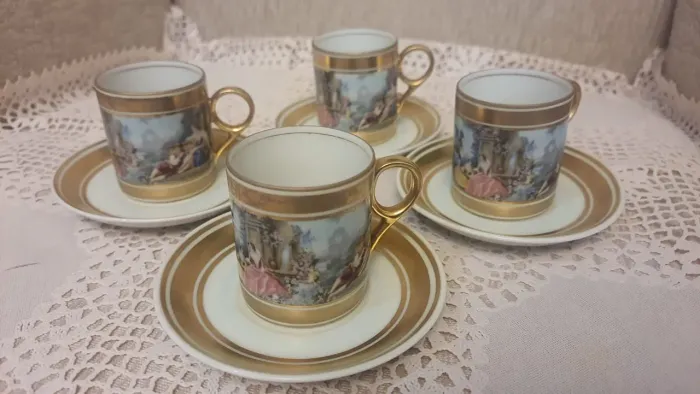 Conjunto de 4 xícaras de café antigas, de fina porcelana, com cenas galantes e dourado