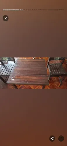 2 cadeiras e mesa de pura madeira.