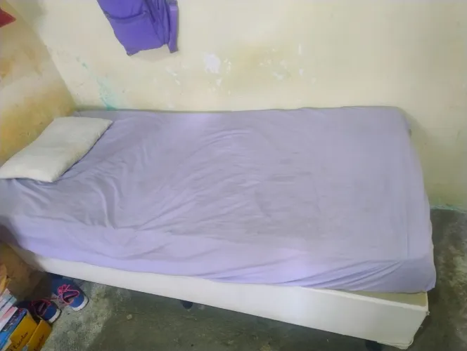 Cama de solteiro pra vender logo