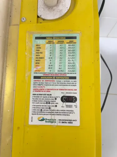 Chocadeira automática para 130 ovos