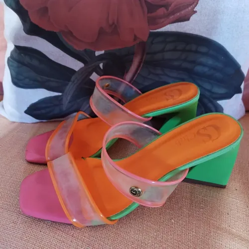 Vende-se tamanco NEON, design vibrante em Collor block. Salto formato bloco geométrico.