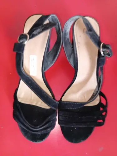 Rasteirinha feminina de camurça com fivela. ORIGINAL M. TAMNHO 37. SALTO BAIXO. DETALHES.