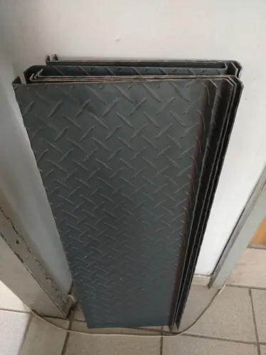 7 degraus 80cm de escada de ferro por 450 , A vista , retirada pelo comprador.
