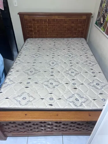 Cama casal de madeira pura