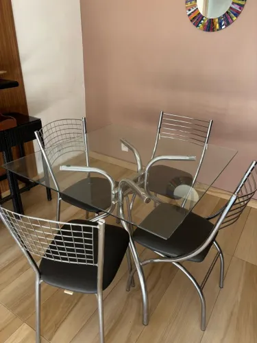 MESA QUADRADA COM TAMPO DE VIDRO E QUATRO CADEIRAS