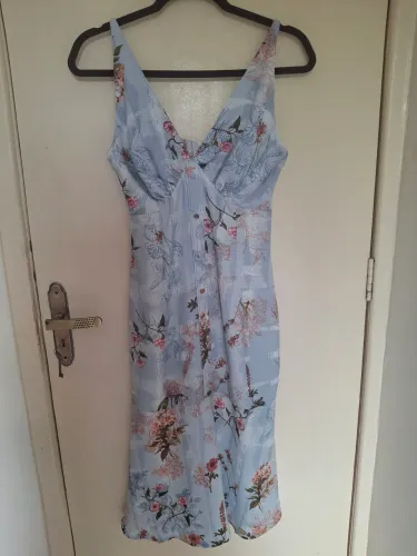 Vestido floral azul bebê lindíssimo.
