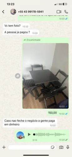 Mesa com 4 cadeiras de madeira 