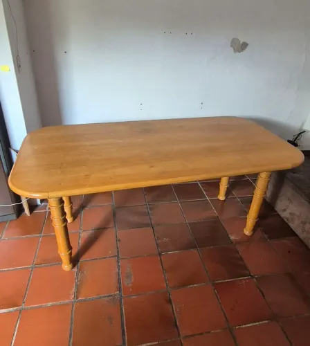 Mesa de Jantar em Madeira Maciça - Estilo Rústico / Colonial