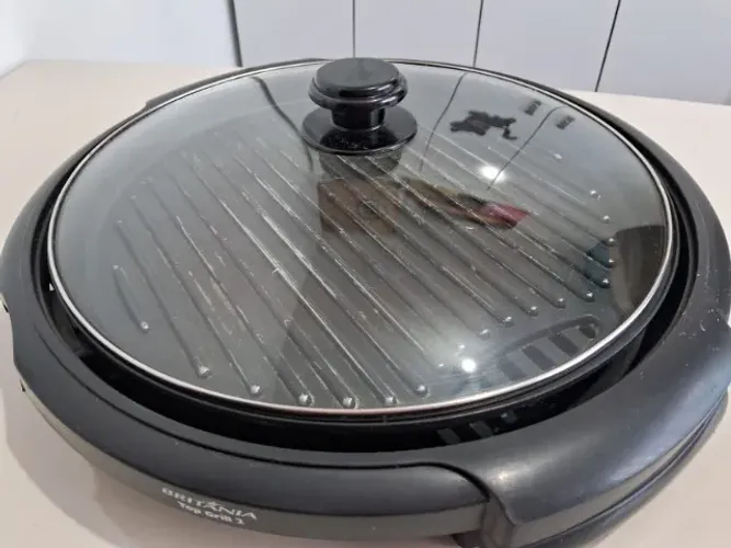 Grill Britânia Top 2 com 1250W de potência funciona bem falta o cabo de energia