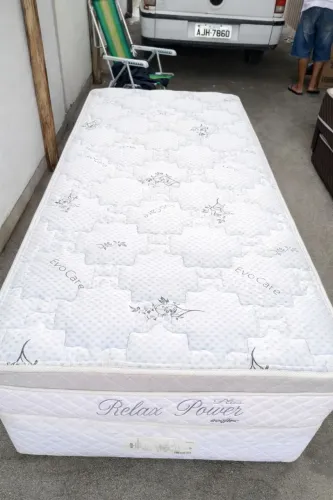 Cama box de solteiro em excelente estado, colchão molas ensacadas