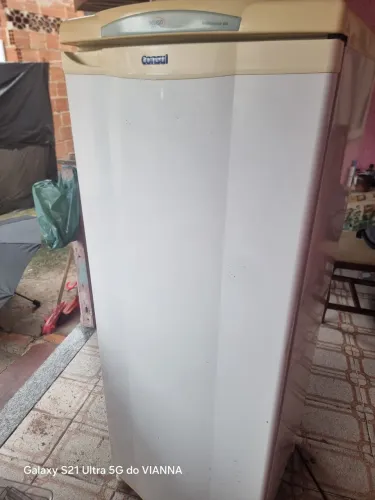 Geladeira funcionando perfeitamente,não é fost free , mas gela muito , sou de Sulacap.