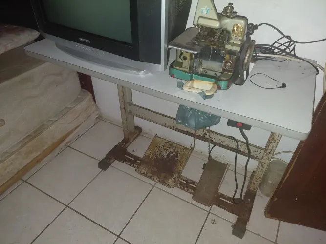 MAQUINA OVERLOQUE COM BANCADA E MOTOR 110V