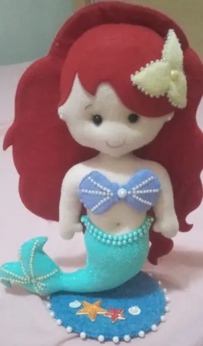 Boneca de feltro pequena sereia