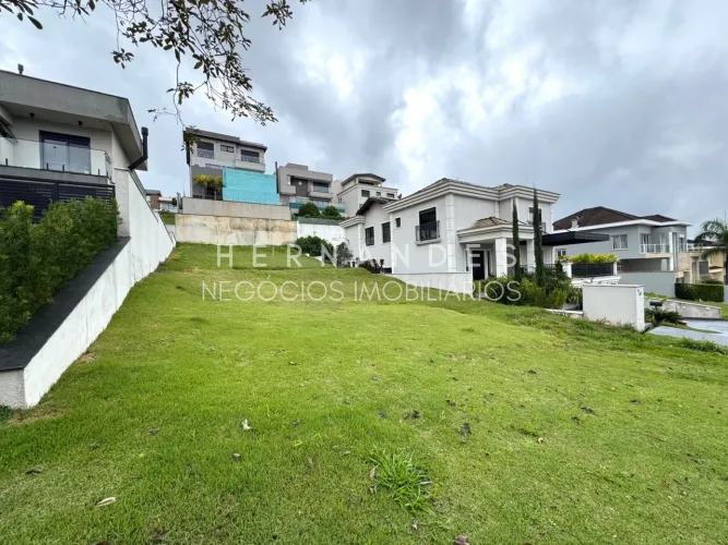 Terreno à venda em condomínio de luxo em Alphaville, Santana de Parnaíba-SP - 490,00 m² de