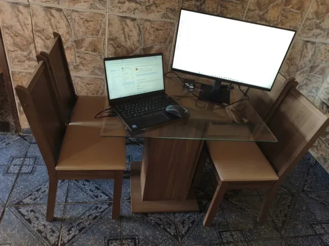 Mesa de Vidro Amadeirada + 4 Cadeiras Estofadas - Ótimo Estado!