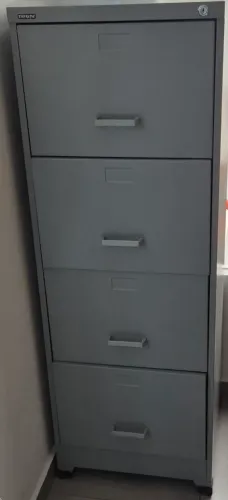 Armario tipo arquivo cinza de metal com 4 gavetas