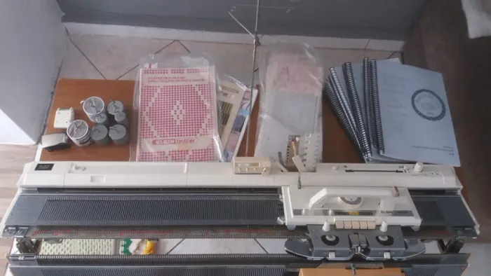 Máquina de tricô completa e revisada