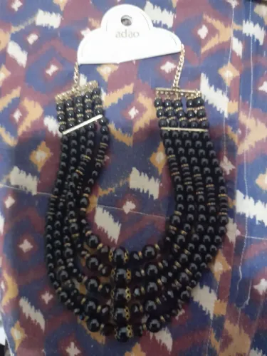 Colar de pérolas negras