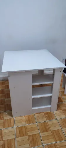 Mesa com prateleiras acopladas
