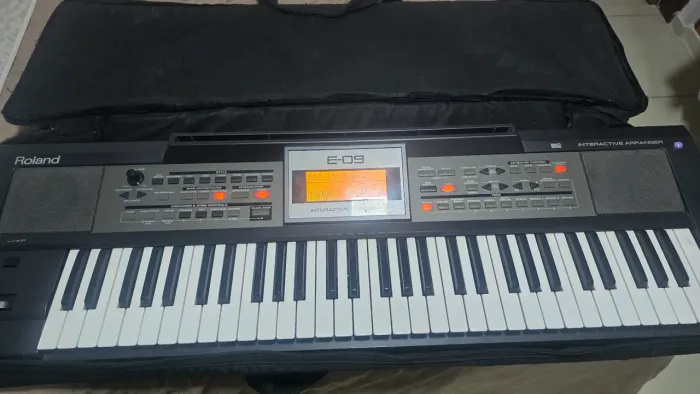 Teclado rolando e09