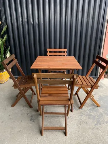 Mesa de madeira com cadeiras dobráveis 