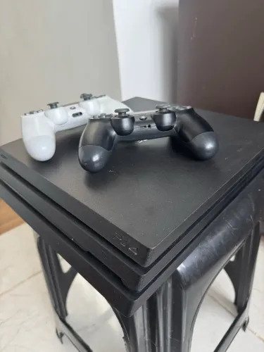 PS4 Pro 1TB + 2 Controles + 3 Jogos | Excelente Estado | Completo