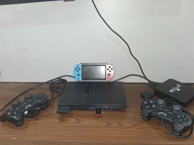 PlayStation 2 com dois controles e jogos e game portátil +500 jogos